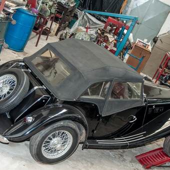 Classic Black Convertible in Well-Equipped Garage - Vera Lambiasi from Sao Paulo - SP, Brazil