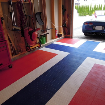 Garage with Flag Floor Tiles and Tool Chest - Tord from Drammen, Buskerud