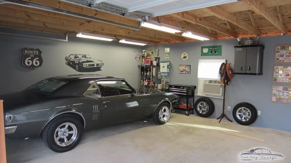 Steve's Garage from Dothan, alabama showing Decor