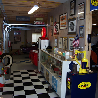 Retro Garage with Gas Pump, Pennzoil Decor, and Memorabilia - Tom from Medina, OH