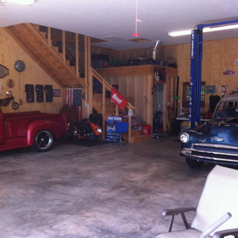 Classic Car Garage with Lift and Wall Decor - LarryDog from Texarkana, Texas