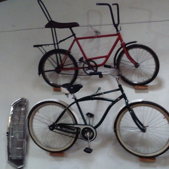 Vintage bicycles, car grille, and garage signs on display - ricardo from Pasto, Narino Colombia
