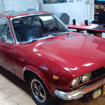 Classic Red Coupe and Office Workspace - ricardo from Pasto, Narino Colombia