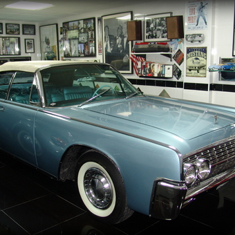 Classic Blue Convertible and Wall Decor - Alessandro RG from Benalmadena Costa, Spain