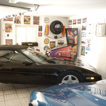 Classic Corvette Garage with Wall Decor and Tools - Hodja from Charneca de Caparica, ALMADA