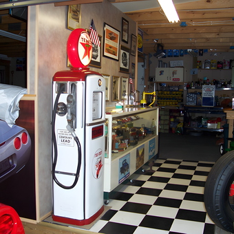 Classic Texaco Gas Pump and Checkered Floor Garage - Tom from Medina, OH