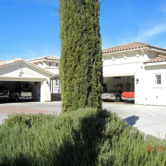 Spacious dual garage with classic and modern cars - Warp2