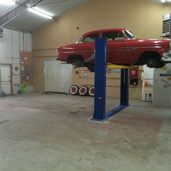 Spacious garage with car lift and classic car - Andre from St-Hyacinthe, Quebec