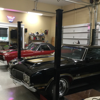 Classic Car Garage with Lift and Neon Sign - Tom from Polk City, Florida