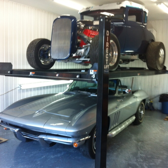 Classic Cars on Four Post Lift in Organized Garage - Joanna from St-Jean Richelieu, Quebec