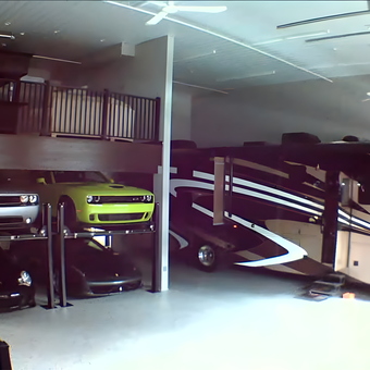 Spacious Garage with Car Lift and RV Parking - Jeffrey from Hinsdale, IL