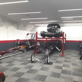 Spacious garage with car lift and race cars - Z
