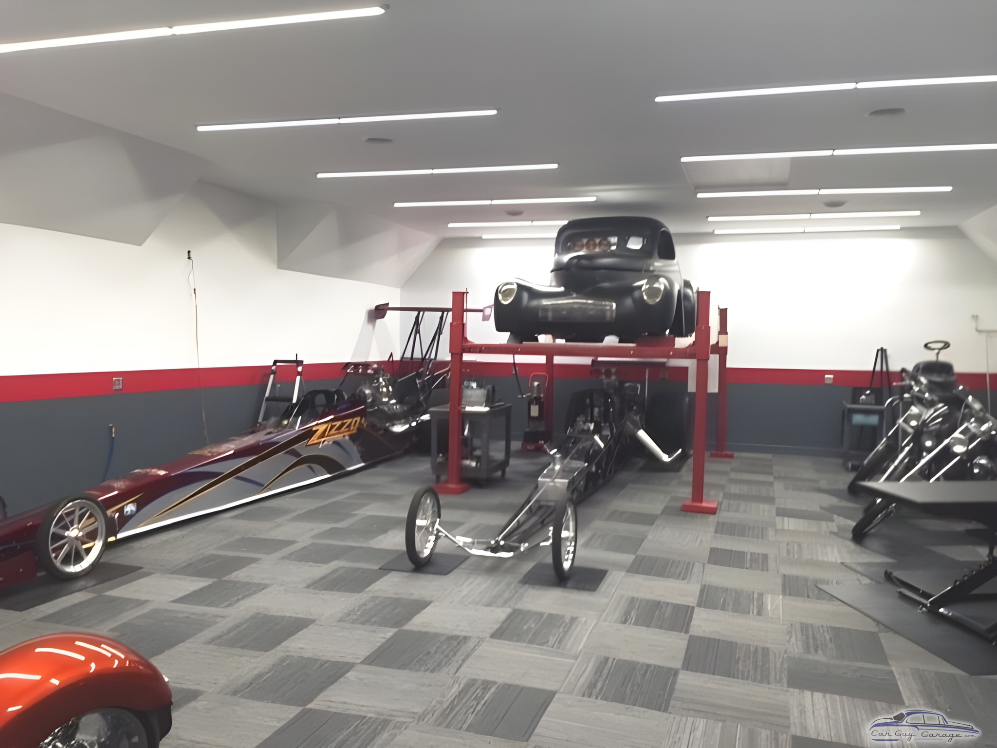 Spacious garage with car lift and race cars - Z