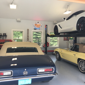 Classic Car Garage with Lift and Neon Signs - Al' garage