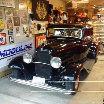 Classic Car Garage with Wall Decor and Cabinets - Roids shop