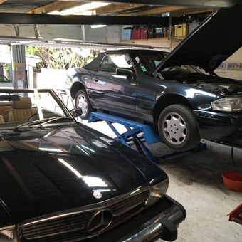 Mercedes Garage with Car Lift and Tools - Philippe from Toulouse, France