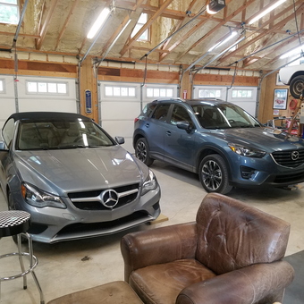 Spacious Garage with Car Lift and Stools - Tom's Garage from Ellijay, GA