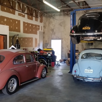 Classic VW Beetles in Spacious Garage with Car Lift - Pat Woods from Corpus chisti, TX