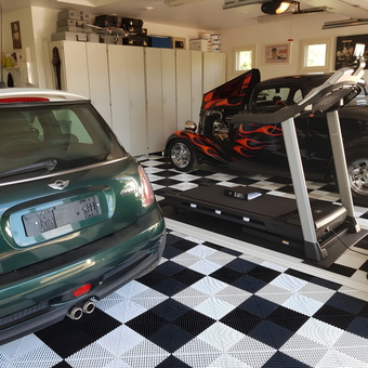 Checkered Garage Flooring and Classic Cars - Sakke from Nummela