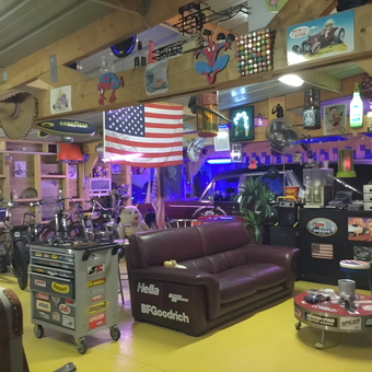 Retro Garage Decor with Leather Sofa and Tool Chest - Didier