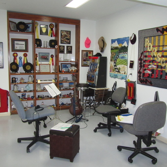 Garage lounge with memorabilia display and wall art - Lon from Corvallis, OR