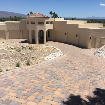 Spacious multi-car garage with paver driveway - Jack from Tucson, AZ