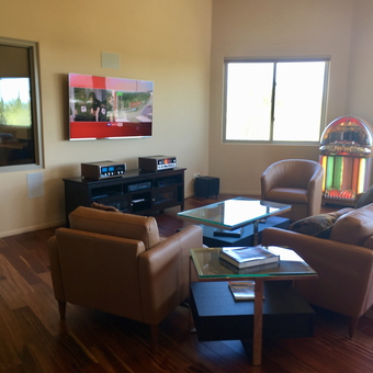 Garage Lounge with Jukebox, Leather Seating, and TV - Jack from Tucson, AZ