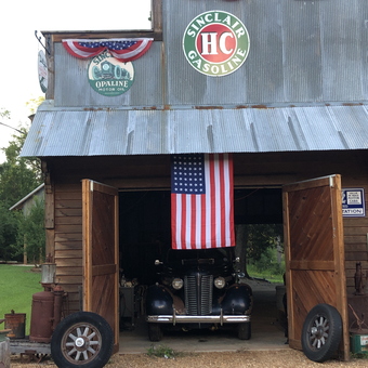 Vintage Garage with Classic Car and Sinclair Signs - MrEarl from Hull, GA