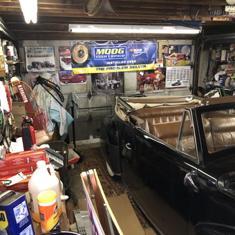Classic Car Garage with Tools and Decor - Unclehotrod13