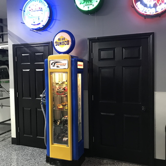 Retro Gas Pump Display, Neon Signs, and Clocks - Randall