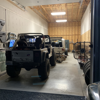 Spacious garage with Jeeps, tools, and lighting - Tyler from Moses Lake, WA