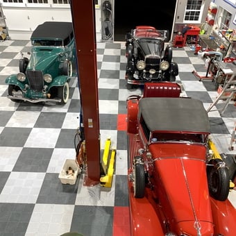 Classic Car Garage with Lift and Checkered Flooring - Thomas