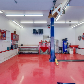 Well-Equipped Garage with Lift, Tool Cabinets, and Air Compressor - Gary from Goodlettsville, TN