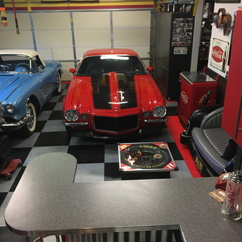 Classic Car Garage with Retro Decor and Bar - Tgd61 from Elk Grove, CA