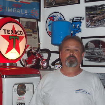 Vintage Texaco Gas Pump and Car Decor - Dennis from Bremerton, WA