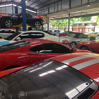 Luxury Sports Cars and Garage Lift with Tools - Phan from Bangkok