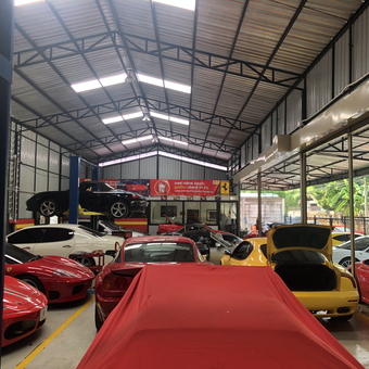 Luxury sports cars and car lift in organized garage - Phan from Bangkok