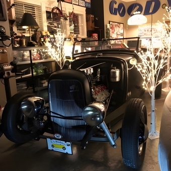 Vintage Hot Rod Garage Decor with License Plates and Neon Signs - ci-19388