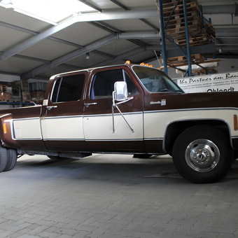 Classic Brown and White Chevy Truck in Spacious Garage - Flowmaster Tom from Gladenbach