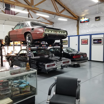 Classic Car Garage with Lift and Memorabilia - T-bird Tommy from Washougal, WA