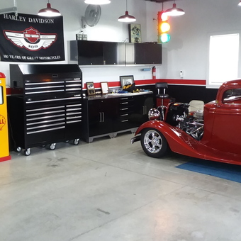 Classic car, Shell gas pump, tool chest, and traffic light - Rich from Canastota, NY