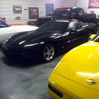 Classic Corvette Garage with Wall Decor - Garrells Toys