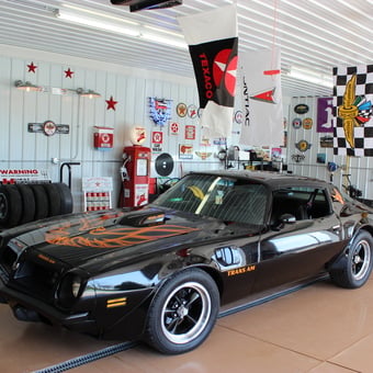 Vintage Pontiac Garage with Texaco Pumps and Signs - Harold McCalla from Rochester, IN