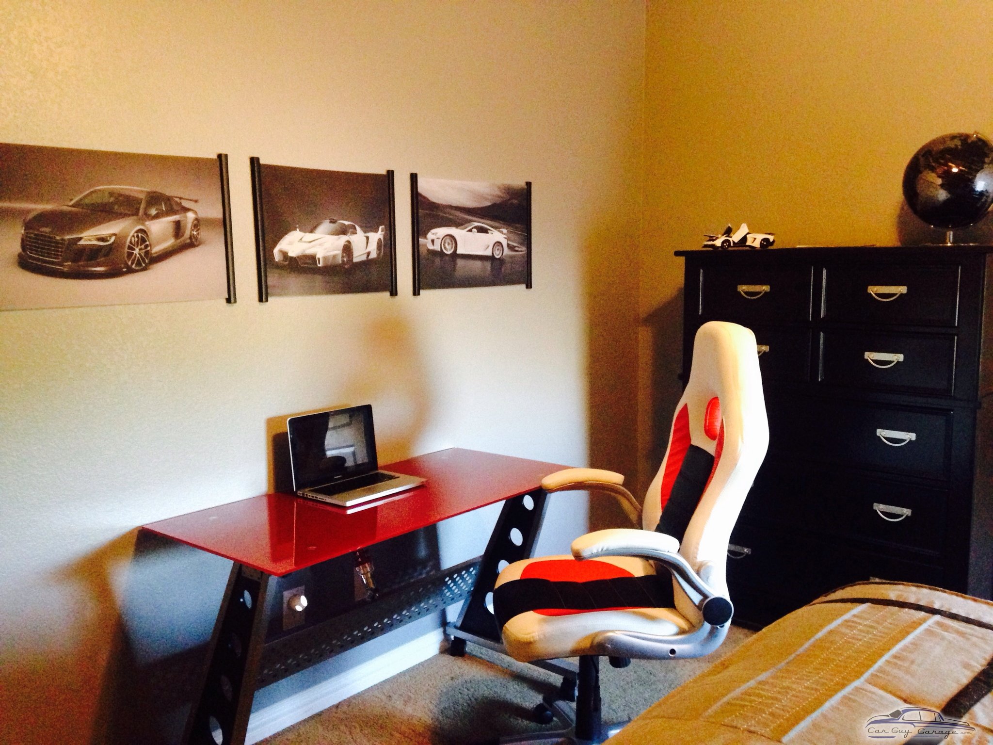 Preteen auto-themed room