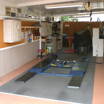 Well-equipped garage with car lift and storage cabinets - Alex from Miami, FL