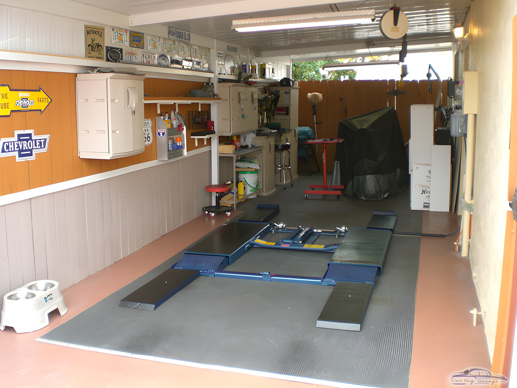 Well-equipped garage with car lift and storage cabinets - Alex from Miami, FL