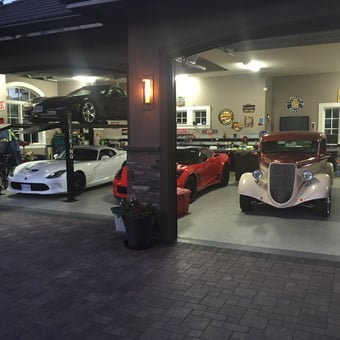 Luxury Garage with Car Lift and Classic Cars - cuzzy from Penticton, BC