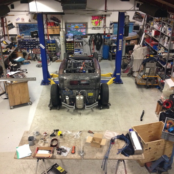 Well-Equipped Garage With Car Lift and Workbenches - Ulrik Eriksen from Juelsminde