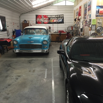 Classic Car Garage with Decor and Memorabilia - garrell.770 from Tallapoosa, Georgia