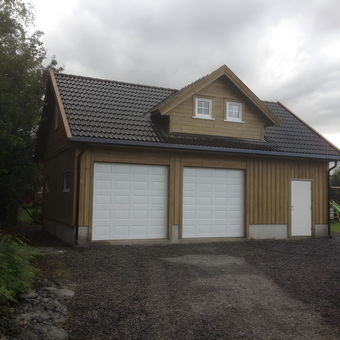Double garage with white doors and attic windows - Moparman Norway from Sauda, Rogaland